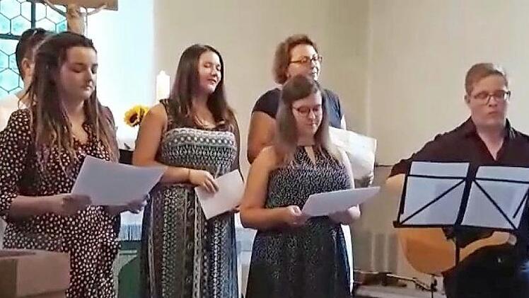 "Irgendwie Anders"mit (von links): Sophie J&auml;ger, Kareen Schumann, Astrid Steinecke, Lisa H&auml;gerich, Inge J&auml;ger, Jasmin H&auml;gerich und Markus Vogt (Gitarre).  Foto: Matthias M&uuml;ller