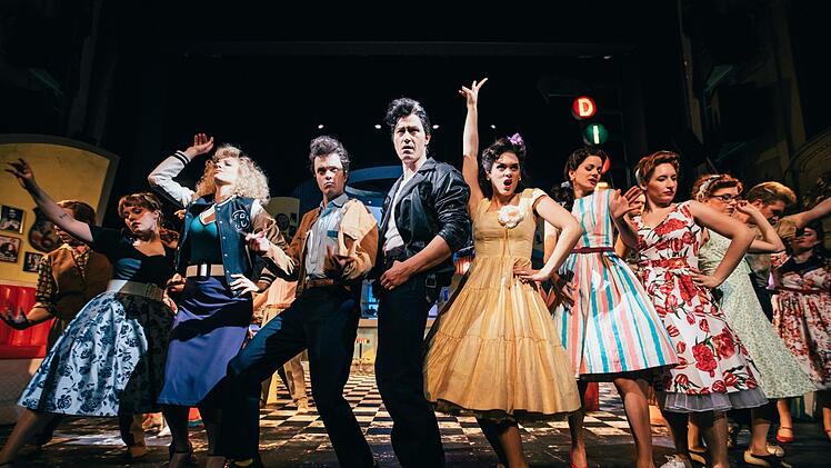 Begeisterten Applaus gab es bei der Wiederaufnahme des Rock'n'Roll-Musicals "A Spider Murphy Story" im Landestheater Coburg.Foto: Sebastian Buff