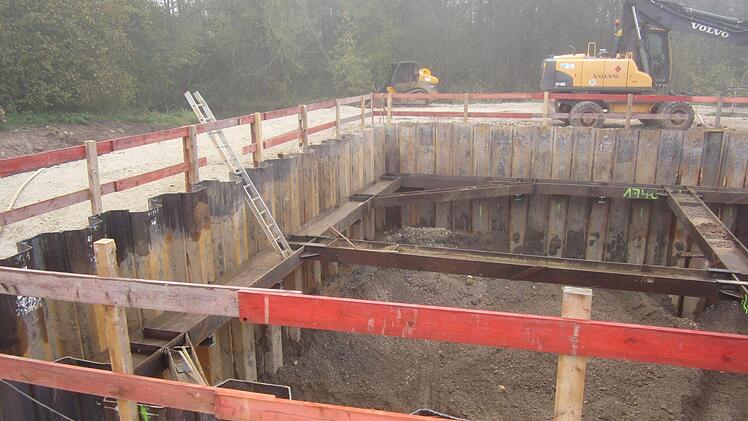 Unmittelbar neben dem alten Pumpwerk wird derzeit das neue gebaut. Es wird die zweitleistungsstärkste Anlage dieser Art in Bayern sein. Die Pumpen können  bis zu 7,5 Kubikmeter Wasser pro Sekunde fördern. Foto: Matthias Einwag