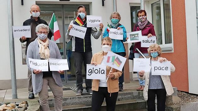 Die Adelsdorfer um Altbürgermeister Armin Goß (hinten links), den Begründer der Partnerschaft, schicken die besten Wünsche zu ihren Freunden nach Italien. Foto: Johanna Blum