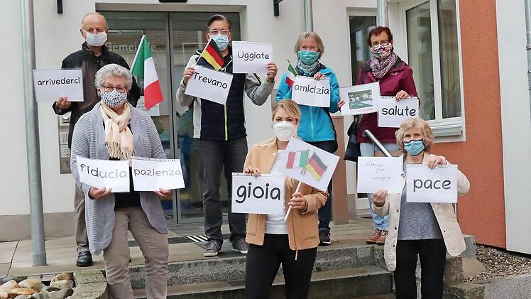 Die Adelsdorfer um Altbürgermeister Armin Goß (hinten links), den Begründer der Partnerschaft, schicken die besten Wünsche zu ihren Freunden nach Italien. Foto: Johanna Blum