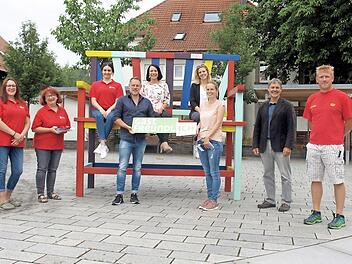 Bürgermeister Gerhard Wunder (2. v. re) und Zweiter Bürgermeister Frank Hauck (4. v. li) dankten den Vertretern der Bürgerinitiativen in der Corona-Zeit. Von links Antja Dill, Bettina Kestel, Anna-Lena Simon (alle Caritas-Sozialstation), Carina Höhn (Musikverein Steinwiesen), Caroline Wagner (Wagners Hotel), Susanne Gebhardt (Dorfgemeinschaft Neufang) und Stephan Wrobel (DLRG Steinwiesen) Foto: Susanne Deuerling