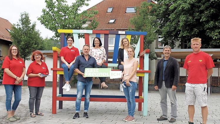 Bürgermeister Gerhard Wunder (2. v. re) und Zweiter Bürgermeister Frank Hauck (4. v. li) dankten den Vertretern der Bürgerinitiativen in der Corona-Zeit. Von links Antja Dill, Bettina Kestel, Anna-Lena Simon (alle Caritas-Sozialstation), Carina Höhn (Musikverein Steinwiesen), Caroline Wagner (Wagners Hotel), Susanne Gebhardt (Dorfgemeinschaft Neufang) und Stephan Wrobel (DLRG Steinwiesen) Foto: Susanne Deuerling