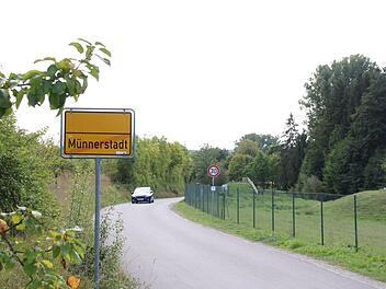 Unmittelbar neben den Brunnen rollt der Verkehr. Ein lang diskutiertes Thema, das nun durch die Erstellung eines Konzeptes angegangen werden soll. Die Stadt verspricht sich so aber auch Fördermittel bei Arbeiten an der Wasserversorgung. Foto: Thomas Malz