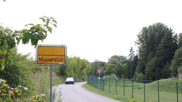 Unmittelbar neben den Brunnen rollt der Verkehr. Ein lang diskutiertes Thema, das nun durch die Erstellung eines Konzeptes angegangen werden soll. Die Stadt verspricht sich so aber auch Fördermittel bei Arbeiten an der Wasserversorgung. Foto: Thomas Malz