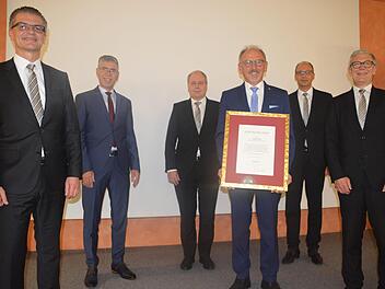 Hubert Schott wurde als Aufsichtsratsvorsitzender der VR-Bank Bad Kissingen eG verabschiedet. Er schied  aus Altersgründen aus dem Gremium aus:  (von links) Vorstand Michael Kaiser, Wirtschaftsprüfer Wolfgang Spiegel, Vorstand Roland Knoll, AR-Vorsitzender Hubert Schott, Vorstandssprecher Rainer Geis und Vorstand Jürgen Klubertanz. Foto: Beatrix Lieb