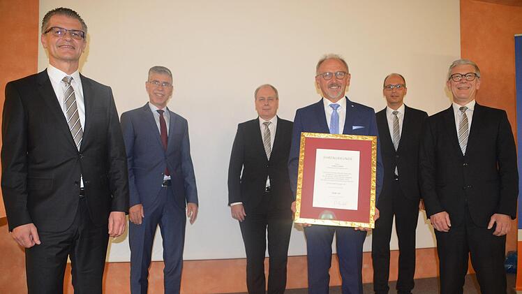 Hubert Schott wurde als Aufsichtsratsvorsitzender der VR-Bank Bad Kissingen eG verabschiedet. Er schied  aus Altersgründen aus dem Gremium aus:  (von links) Vorstand Michael Kaiser, Wirtschaftsprüfer Wolfgang Spiegel, Vorstand Roland Knoll, AR-Vorsitzender Hubert Schott, Vorstandssprecher Rainer Geis und Vorstand Jürgen Klubertanz. Foto: Beatrix Lieb