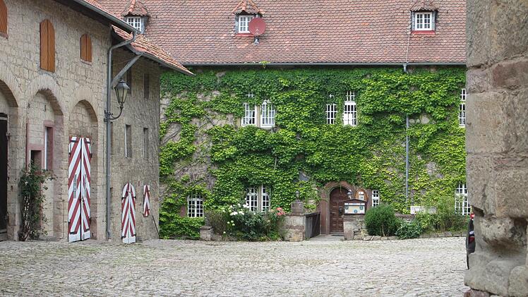 Wie sieht die Zukunft des Schloss Saaleck aus? Die Frage, die Stadt-Bewohner und Besucher häufig stellen, interessierte auch in Obereschenbach. Nach Einschätzung des Bürgermeisters "fließen hier Millionen Euro", sollen Gastronomie und Hotellerie w...