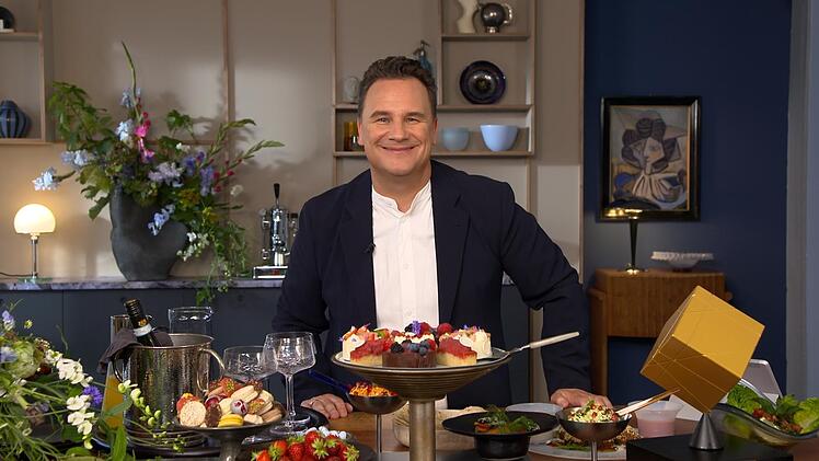 Guido Maria Kretschmer entdeckte seine Leidenschaft für Mode schon mit neun Jahren. Seit 2012 läuft "Shopping Queen" auf VOX. Auch "Guidos Deko Queen", seit 2021 im Programm, ist sehr beliebt bei den Zuschauern.