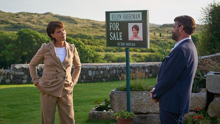 Arthur Price (Tony King) ist der beste und erfolgreichste Immobilienmakler in der Gegend und somit auch Ellen Shermans (Janina Hartwig) Konkurrent.