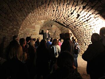 Zum Programm der Fledermausnacht gehörte auch eine Reise in die Unterwelt der Plassenburg unter der Führung von Norbert Sack. Fotos: Sonja Adam