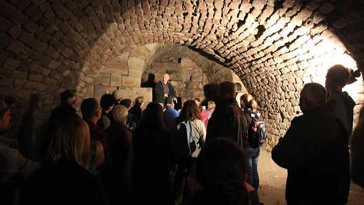 Zum Programm der Fledermausnacht gehörte auch eine Reise in die Unterwelt der Plassenburg unter der Führung von Norbert Sack. Fotos: Sonja Adam