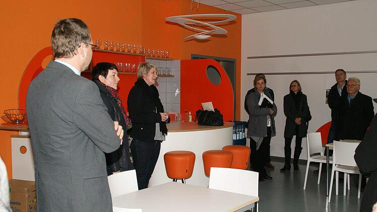 "Orange" nennen die Mittelschüler ihr Cafe, das erst kürzlich in Betrieb genommen wurde. Im Zuge der Ganztagsschule wurde eine solche Rückzugsmöglichkeit nötig. Schulleiterin Susanne Vodde erläuterte, dass das Cafe auch von den Schülern bewirtschaftet wird.  Fotos: Sabine Weinbeer