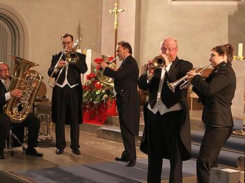 Die fünf Musiker von "Harmonic Brass", Manfred Häberlein, Thomas Lux, Andras Binder, Hans Zellner und Elisabeth Fessler, spielten in der Bad Brückenauer Stadtpfarrkirche. Foto: Dill