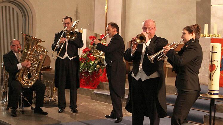 Die fünf Musiker von "Harmonic Brass", Manfred Häberlein, Thomas Lux, Andras Binder, Hans Zellner und Elisabeth Fessler, spielten in der Bad Brückenauer Stadtpfarrkirche. Foto: Dill