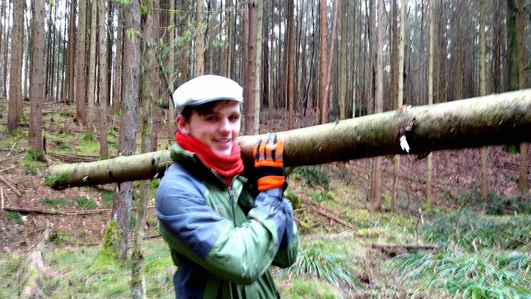 Der fleißige Felix beim Holzaufladen. Foto: Johanna Blum