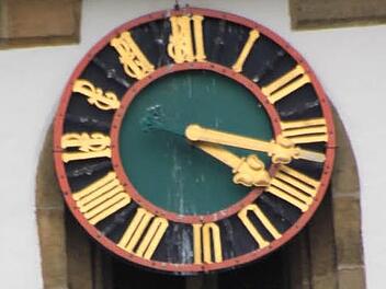 Am Sonntag um 4.17 Uhr schlug der Blitz in den Staffelsteiner Kirchturm, die Uhr steht seit diesem Zeitpunkt still. Fotos: Matthias Einwag