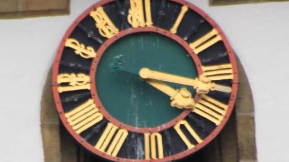 Am Sonntag um 4.17 Uhr schlug der Blitz in den Staffelsteiner Kirchturm, die Uhr steht seit diesem Zeitpunkt still. Fotos: Matthias Einwag