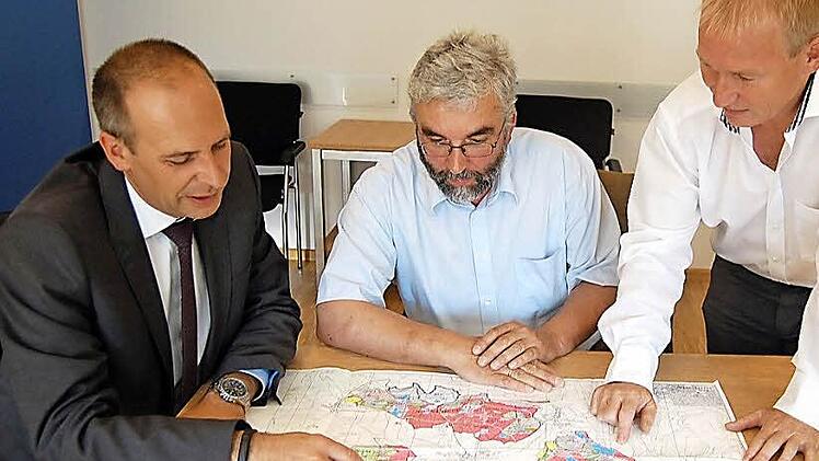 Anhand der Revierkarte Lichtenfels erläuterten Peter Hagemann (Mitte) und Baptist Fischer (rechts) Landrat Christian Meißner die Bewirtschaftung der Flächen.  Foto: Andreas Welz