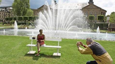 Springbrunnen und Rosengarten mit dem Regentenbau im Hintergrund sind bei Touristen beliebte Fotomotive.  Foto: Thomas Mäuser/Archiv