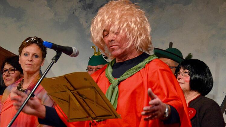 Die Sänger der Sängervereinigung besangen märchenhafte Anekdoten. Hier im Bild ist Helmut Hein zu sehen, der sich als Wilhelm Buschs Max verkleidet hatte. Foto: Kathrin Kupka-Hahn