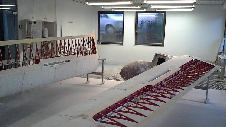 Zur Restaurierung wurde das Segelflugzeug in seine Einzelteile zerlegt Foto: Schaub