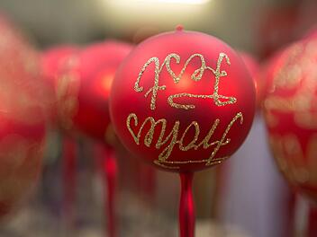 Ein Betrunkener hat am Hofer Weihnachtsmarkt Christbaumkugeln gestohlen. Wegen seines Alkoholkonsums wurde er in ein Krankenhaus gebracht. Symbolbild: Barbara Herbst