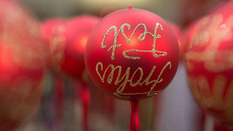 Ein Betrunkener hat am Hofer Weihnachtsmarkt Christbaumkugeln gestohlen. Wegen seines Alkoholkonsums wurde er in ein Krankenhaus gebracht. Symbolbild: Barbara Herbst