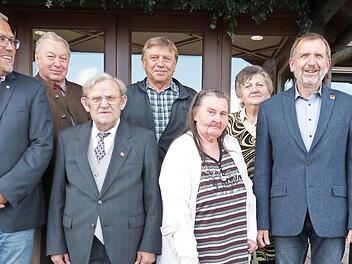 Die Jubilare aus dem Landkreis Kulmbach mit (von links) Bevollmächtigtem Volker Seidel, Helmut Meisel, Horst Walter, Dieter Fritz, Carola Tober, Hannelore Graser, Betriebsseelsorger Eckhard Schneider und Inge Groh vom Arbeitskreis 55 + der IG Metall Ostoberfranken. Foto: Werner Reißaus