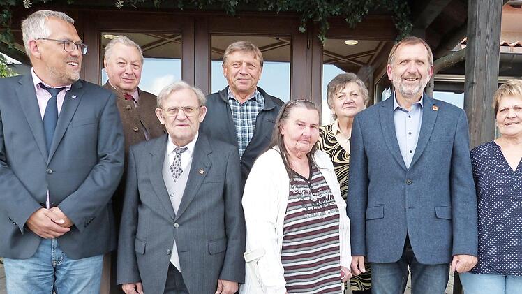 Die Jubilare aus dem Landkreis Kulmbach mit (von links) Bevollmächtigtem Volker Seidel, Helmut Meisel, Horst Walter, Dieter Fritz, Carola Tober, Hannelore Graser, Betriebsseelsorger Eckhard Schneider und Inge Groh vom Arbeitskreis 55 + der IG Metall Ostoberfranken. Foto: Werner Reißaus