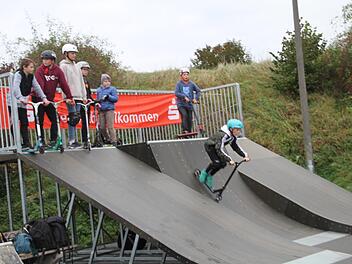 Strahlende Gesichter bei der Eröffnungsfeier der neuen Skaterbahn in Bad Staffelstein: Die Jugendlichen zeigten gleich ein paar beeindruckende Tricks. Gerda Völk