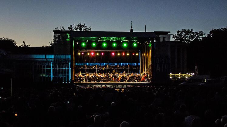 Tausende von Zuhörern bejubelten das Philharmonische Orchester des Landestheaters Coburg unter Leitung von Roland Kluttig  beim Klassik-Open-Air im Rosengarten.Foto: Jochen Berger