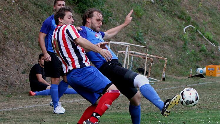 Zweikampf zwischen dem Lußberger Manfred Backert (links) und Neuschleichachs Benjamin Leuchterer.