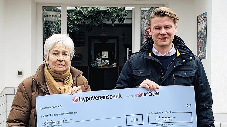 Roland M&uuml;ller &uuml;bergibt den Spendenscheck an Marianne Wende vom Tierschutzverein.  Foto: privat