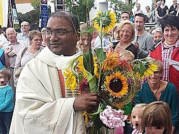 Er, Pfarrer, wollte eine Beziehung. Weil ihm die Kirche keine Wahl gelassen hat, tritt er nun zurück. So kann er mit einer Frau zusammenleben. Seit 2015 war Pater Rajesh Lugun in Waischenfeld.  Foto:  Weichert