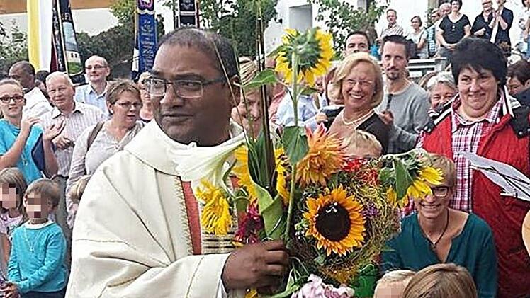 Er, Pfarrer, wollte eine Beziehung. Weil ihm die Kirche keine Wahl gelassen hat, tritt er nun zurück. So kann er mit einer Frau zusammenleben. Seit 2015 war Pater Rajesh Lugun in Waischenfeld.  Foto:  Weichert