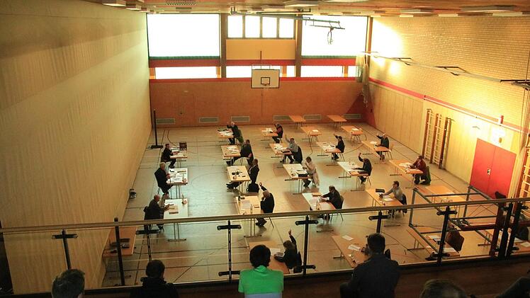 Abstand hilft: In Ebensfeld tagt man in der Turnhalle. Foto: Matthias Einwag