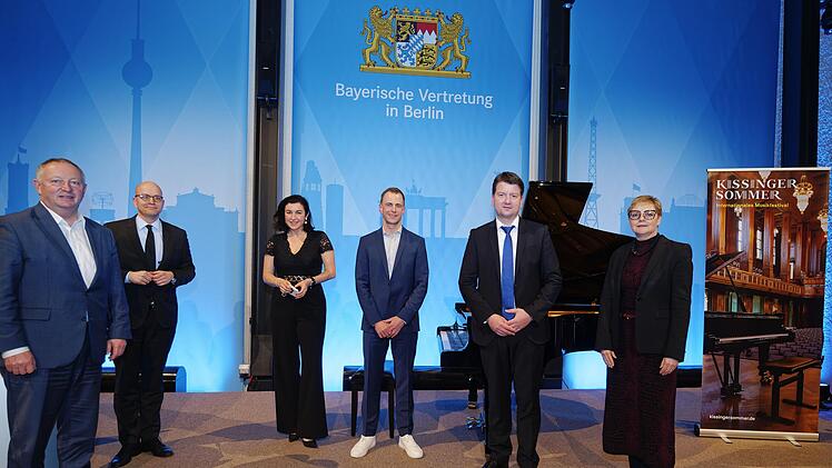 Empfang in Berlin (von links): Landrat Thomas Bold, OB Dirk Vogel, Dorothee Bär, Intendant Alexander Steinbeis, Sandro Kirchner, Sabine Dittmar