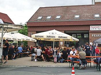 Vor und in der Feuerwehrhalle nahmen die Besucher des Feuerwehr-Grillfestes Platz.