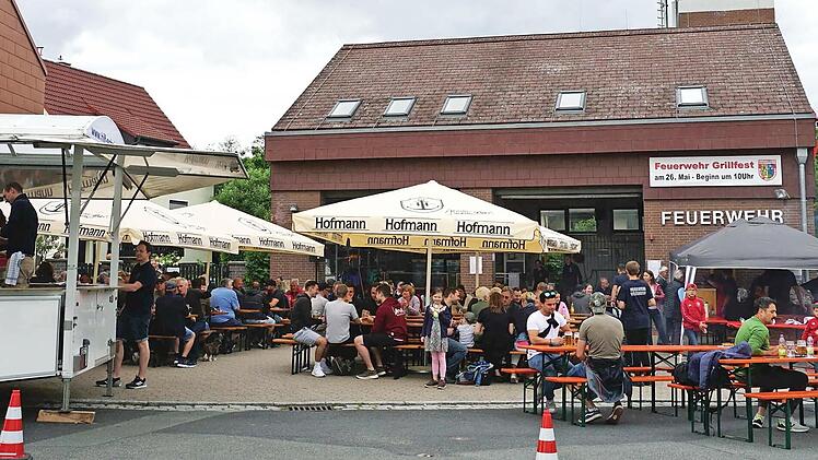 Vor und in der Feuerwehrhalle nahmen die Besucher des Feuerwehr-Grillfestes Platz.