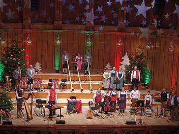 Weihnachtliche Stimmung im Regentenbau: Gabriela Kranz hatte ein sehr unterhaltsames Programm zusammengestellt.