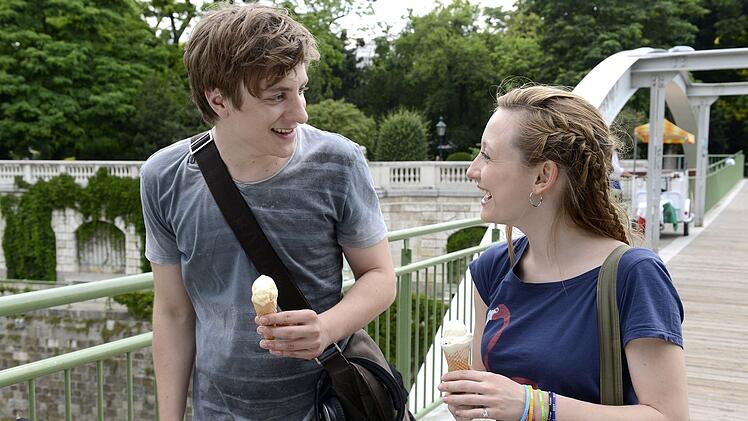 In Hanna (Alina Fritsch) findet Ben (Thomas Schubert) seine erste große Liebe. Er erzählt ihr, dass er das Produkt einer freien, romantischen Liebe sei. Das hatte ihm zumindest seine Mutter erzählt.