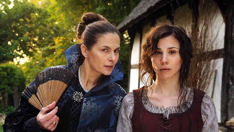 Stiefmutter Barbara (Barbara Auer, links) behandelt Aschenputtel (Aylin Tezel) wie eine Dienstmagd.