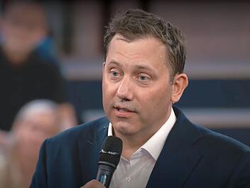 SPD-Chef Lars Klingbeil kam in der "ARD"-Arena am Montagabend sichtlich ins Schwitzen, als er sich den Fragen der B&uuml;rgerinnen und B&uuml;rger stellte.
