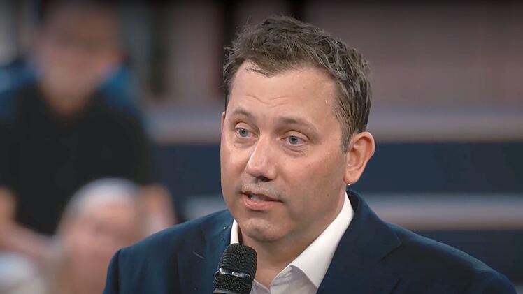 SPD-Chef Lars Klingbeil kam in der "ARD"-Arena am Montagabend sichtlich ins Schwitzen, als er sich den Fragen der B&uuml;rgerinnen und B&uuml;rger stellte.