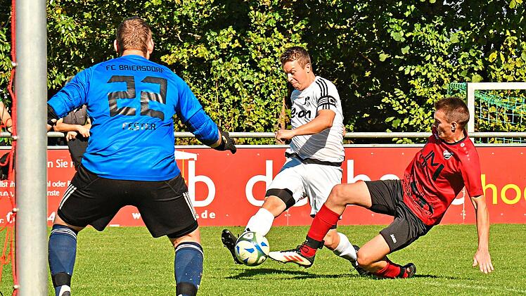 Der Mistelfelder Timo Gieger (links) kommt zum Schuss und l&auml;sst den Baiersdorfer Oliver Thein ins Leere gr&auml;tschen. Am Ende setzten sich die Mistelfelder souver&auml;n mit 4:1 durch. Gunther Czepera