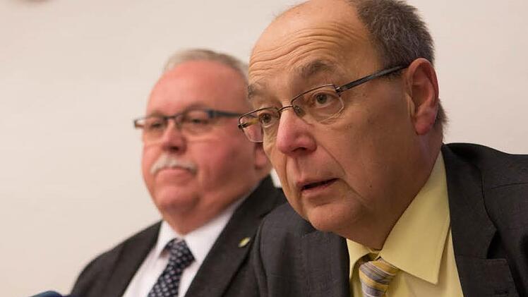 "Es ist mir sehr schwer gefallen". OB Franz Stumpf spricht über seinen Rücktritt. Neben ihm sein Stellvertreter Franz Streit. Foto: Barbara Herbst