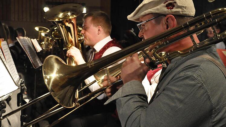 Die Musikkapelle Schondra beim Konzert "Eine Reise um die Welt".Foto: Peter Klopf