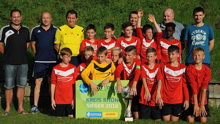 Die SG Fuchsstadt ist Pokalsieger der U13 (hinten, von links): Jugendleiter Steffen Franz, Trainer Jürgen Schaub, Schiedsrichter Michael Moritz, Trainer Jochen Pfriem, Kreis-Vorsitzender/Kreis-Jugendleiter Rhön Rainer Lochmüller, Spielleiter Thomas Habermann. Das Siegerteam (2. Reihe, von links) Henrik Graser, Jannik Franz, Jonas Gunderlach, Tom Schaub, Tesfaye Schießer sowie (vorne, von links) Silas Vorndran, Laurenz Lösch, Keeper Robin Pfriem, Felix Huf, Spielführer Julius Heger, Elias Schm...
