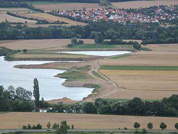 Das aktuelle Abbaugebiet (links) und rechts daneben das Gelände, für das der Sand- und Kiesabbau beantragt ist. Im Hintergrund liegt. Sand.  Foto: Klaus Schmitt